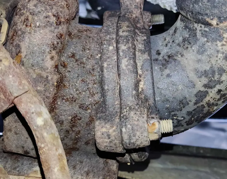 gasket between the manifold and downpipe